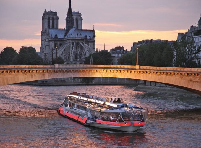 <h1 style='font-size:18px;'>Paris Scene Boat 3-Course Dinner Cruise</h1><H2 style='color:#5E6D77;font-size:14px;'>See the main attractions of the City of Lights while you enjoy a casual meal</H2>